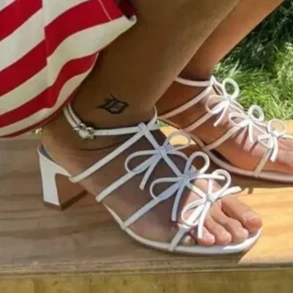 Lisa Says Gah Carrie Bow Sandal in Cloud/Sky (White), Size 9 - Picture 3 of 7